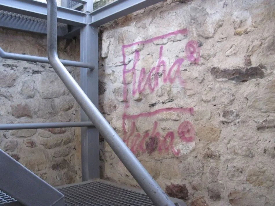 Foto 11 - Suciedad, orines recientes y nuevas pintadas en la Cueva de Salamanca