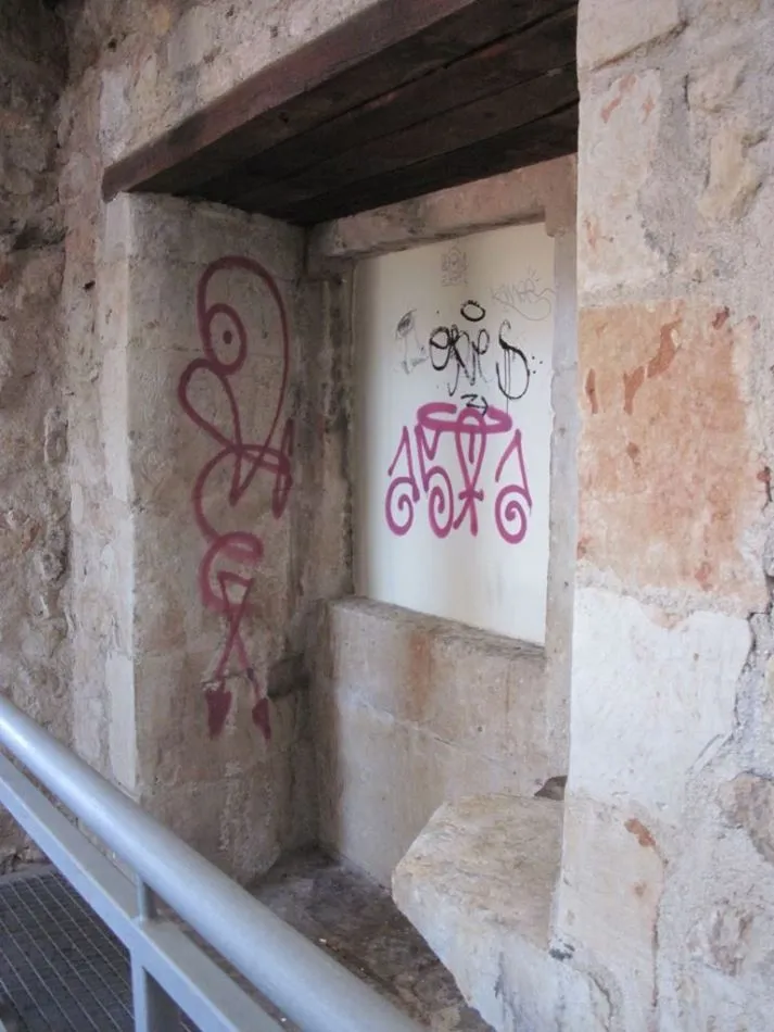 Foto 10 - Suciedad, orines recientes y nuevas pintadas en la Cueva de Salamanca