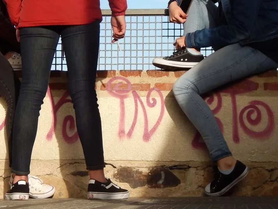 Foto 7 - Suciedad, orines recientes y nuevas pintadas en la Cueva de Salamanca