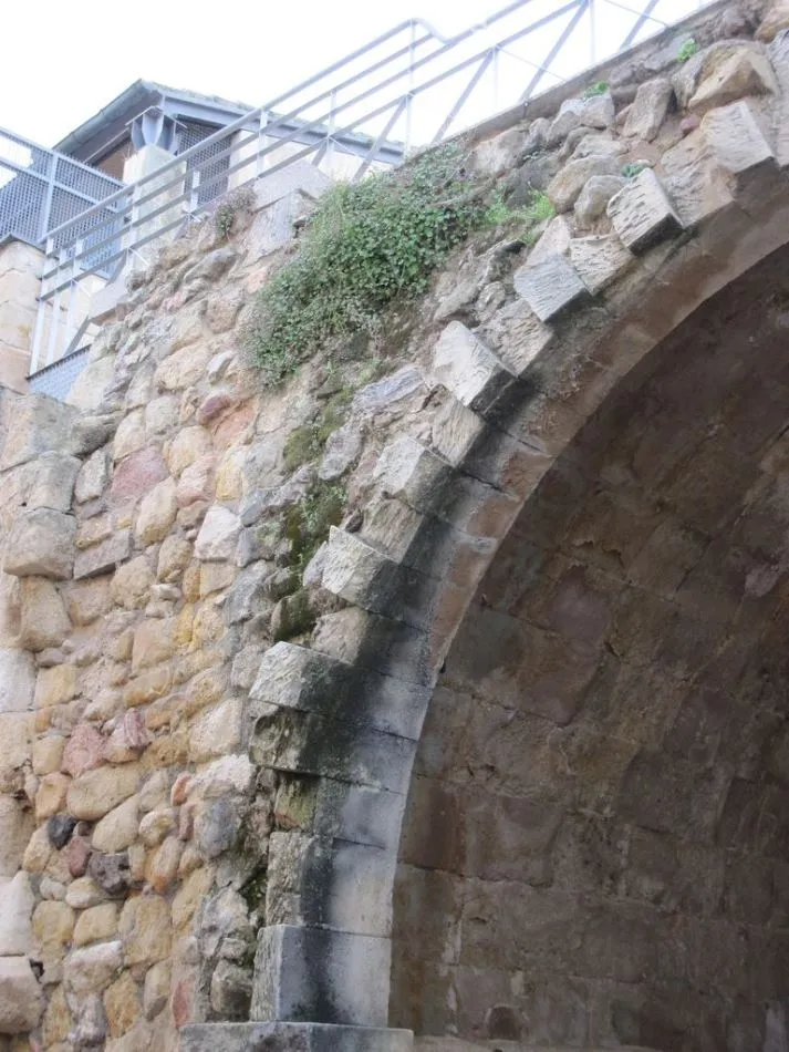 Foto 5 - Suciedad, orines recientes y nuevas pintadas en la Cueva de Salamanca