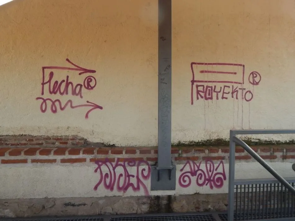 Foto 4 - Suciedad, orines recientes y nuevas pintadas en la Cueva de Salamanca