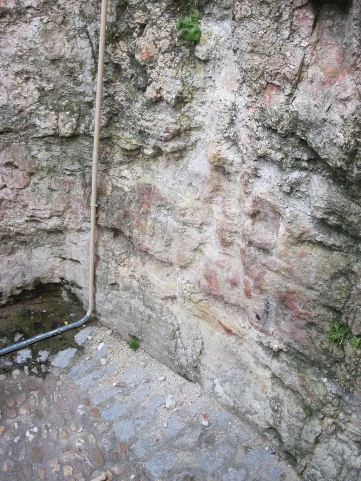 Foto 2 - Suciedad, orines recientes y nuevas pintadas en la Cueva de Salamanca