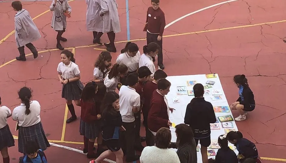 Intercambio de libros en el patio del colegio San Juan Bosco