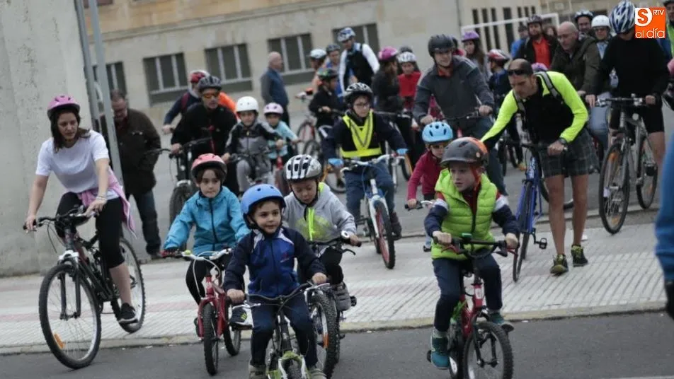 Ciclistas de todas las edades en esta marcha de Maristas. Foto de Alejandro López