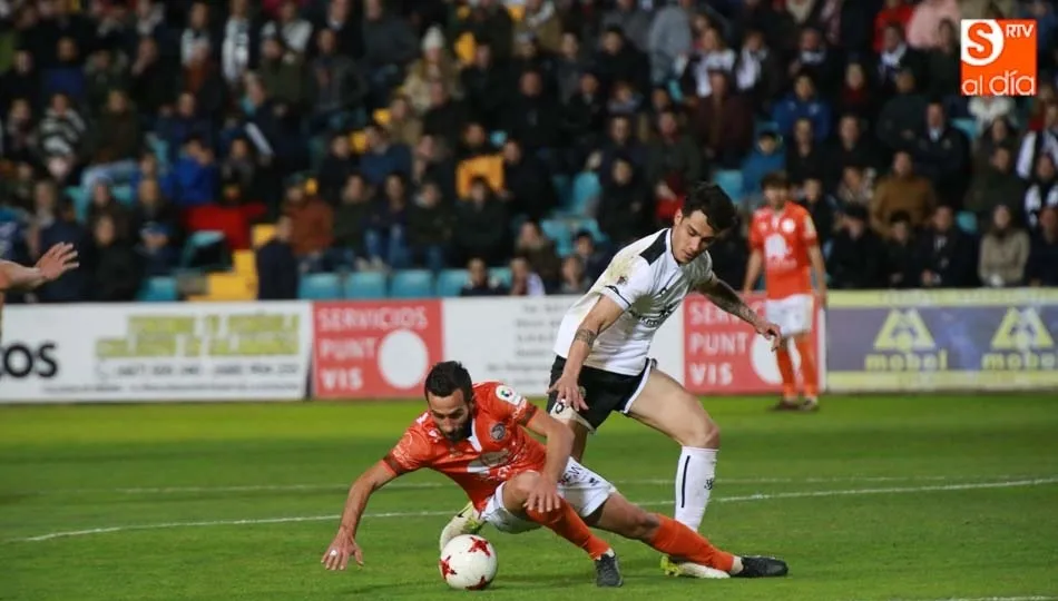 Miguel Ángel trata de arrebatar un balón a Chuchi en el partido de la primera vuelta en el Helmántico. Foto: Alberto Martín