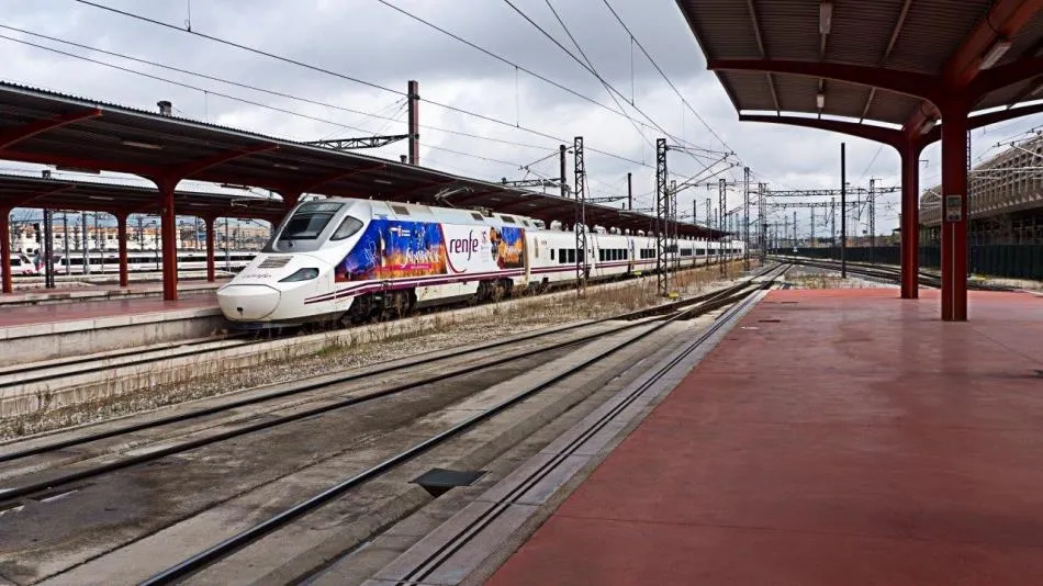 Foto 5 - Los trenes Alvia promocionan por el pa&iacute;s a Salamanca y el VIII Centenario de la Universidad