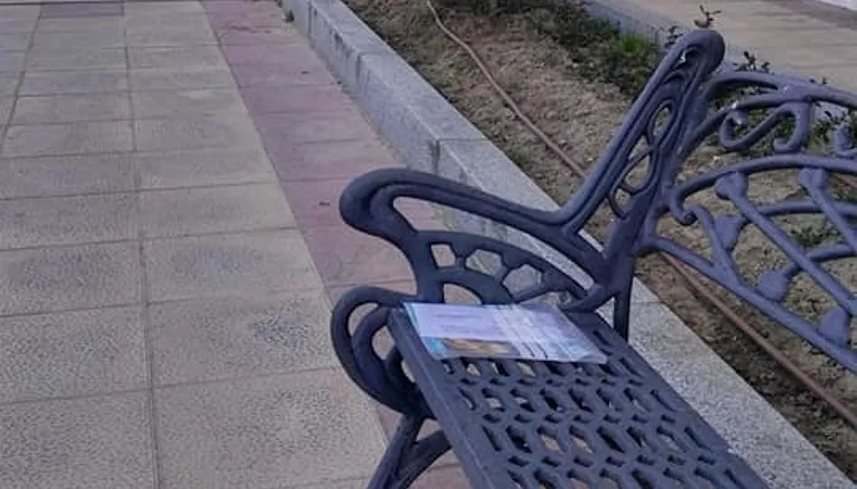 Uno de los libros que se han liberado en las calles de Villamayor