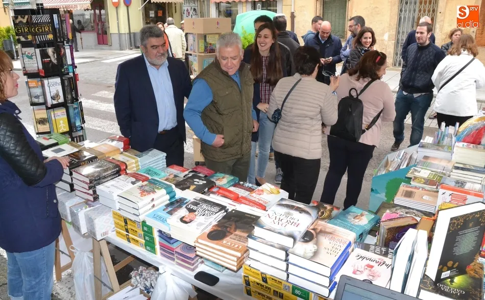 La calle Lorenza Iglesias se llena de libros y flores  