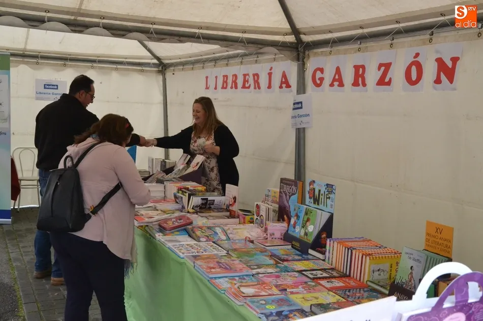 Foto 7 - La calle Lorenza Iglesias se llena de libros y flores  