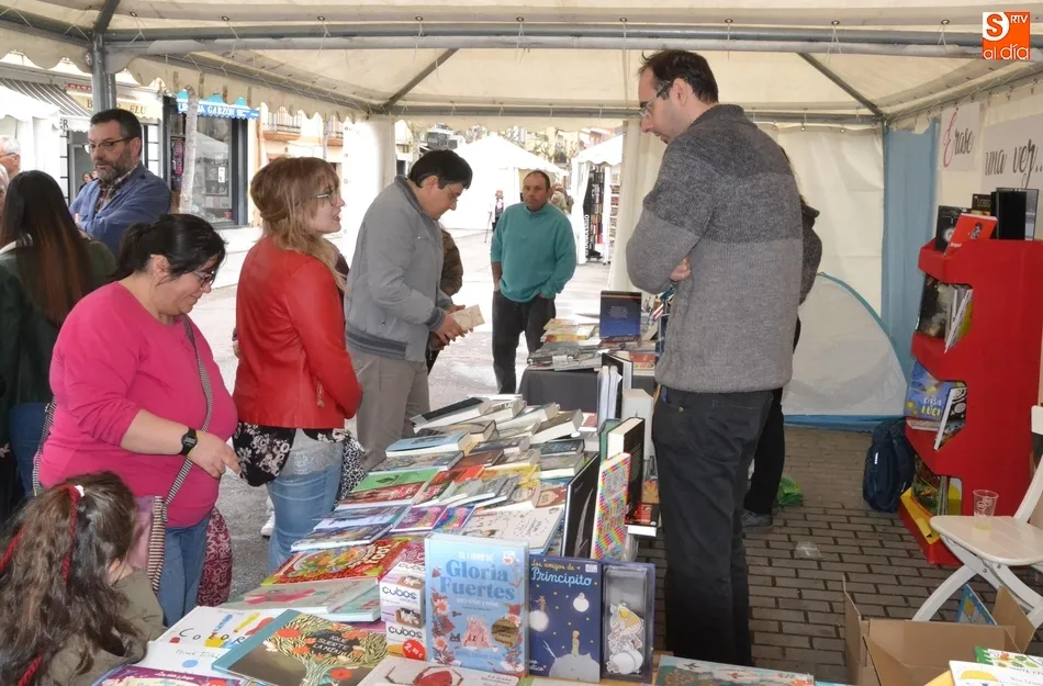 Foto 4 - La calle Lorenza Iglesias se llena de libros y flores  