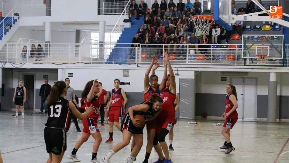 Un instante del encuentro entre Herbalife y Maristas de La Coruña. Fotos: Alberto Martín