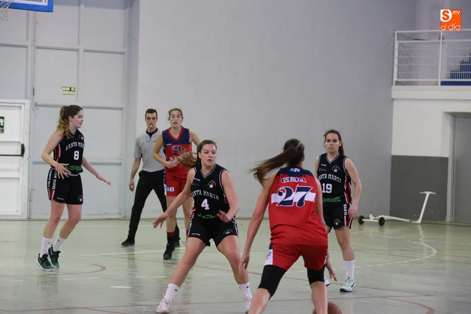 Foto 11 - Derrota del Herbalife y victoria de las universitarias, que reciben el trofeo de campeonas de grupo