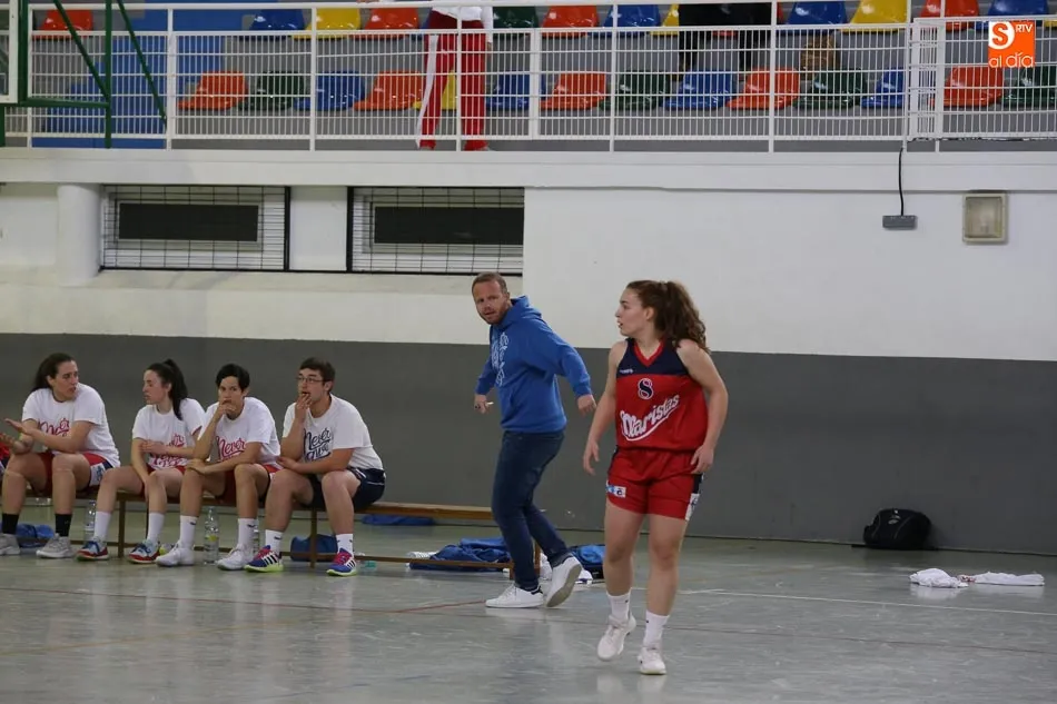 Foto 10 - Derrota del Herbalife y victoria de las universitarias, que reciben el trofeo de campeonas de grupo