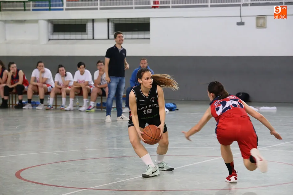 Foto 9 - Derrota del Herbalife y victoria de las universitarias, que reciben el trofeo de campeonas de grupo