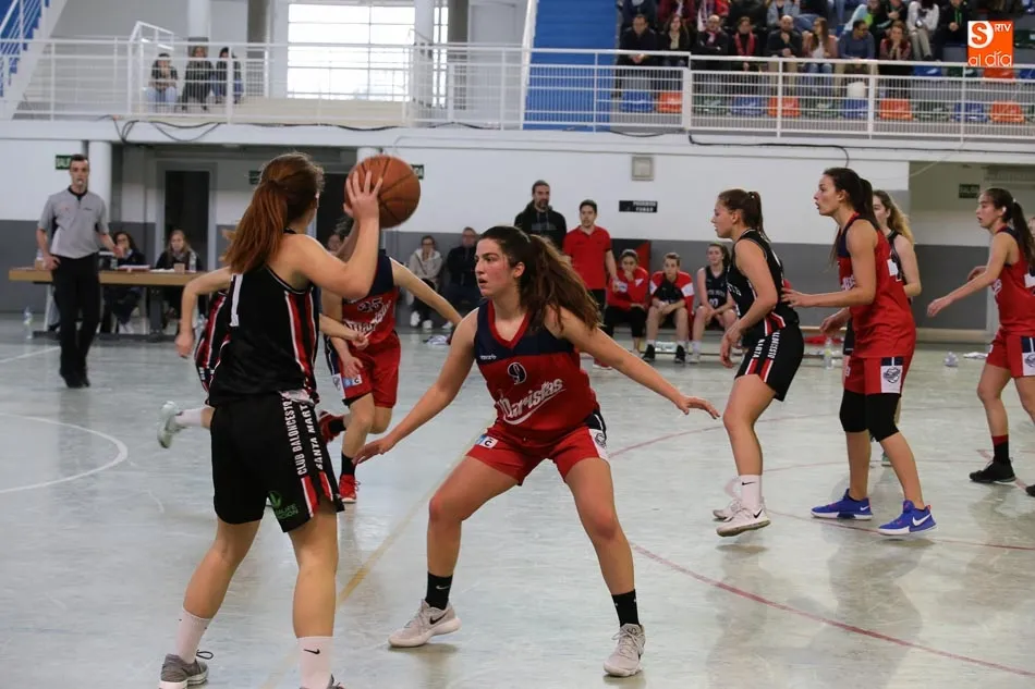Foto 8 - Derrota del Herbalife y victoria de las universitarias, que reciben el trofeo de campeonas de grupo