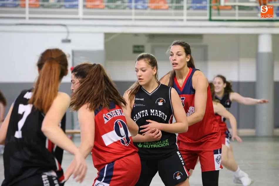 Foto 7 - Derrota del Herbalife y victoria de las universitarias, que reciben el trofeo de campeonas de grupo