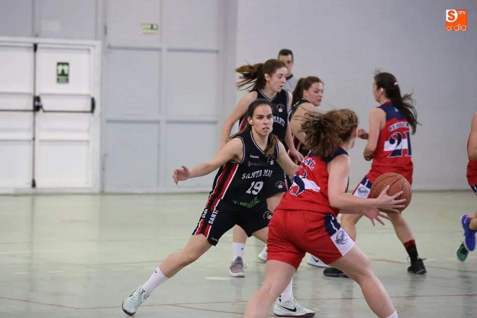 Foto 6 - Derrota del Herbalife y victoria de las universitarias, que reciben el trofeo de campeonas de grupo