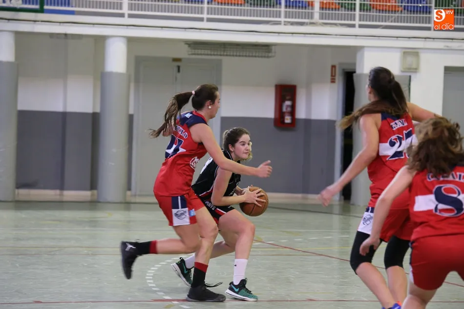 Foto 5 - Derrota del Herbalife y victoria de las universitarias, que reciben el trofeo de campeonas de grupo