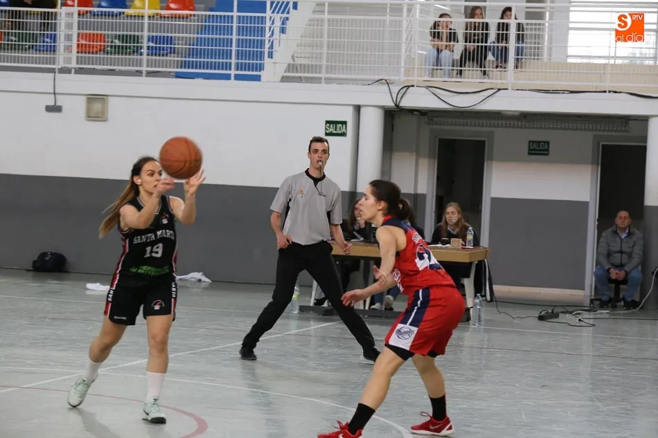 Foto 4 - Derrota del Herbalife y victoria de las universitarias, que reciben el trofeo de campeonas de grupo
