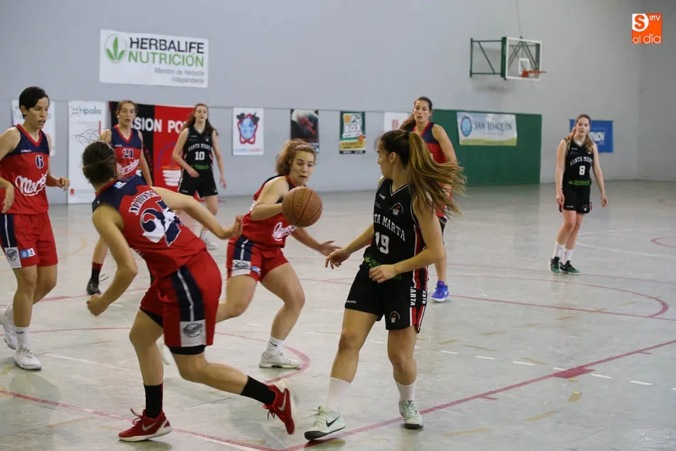 Foto 2 - Derrota del Herbalife y victoria de las universitarias, que reciben el trofeo de campeonas de grupo