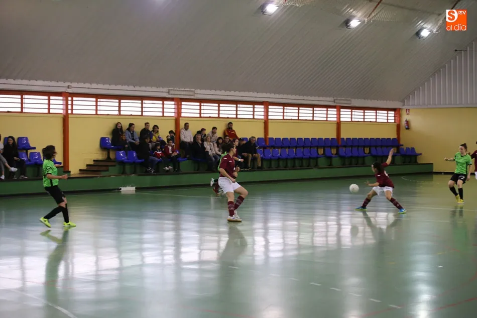 Foto 11 - Las chicas de la Universidad se afianzan en el liderato tras ganar el derbi al Inter Sala (2-3)