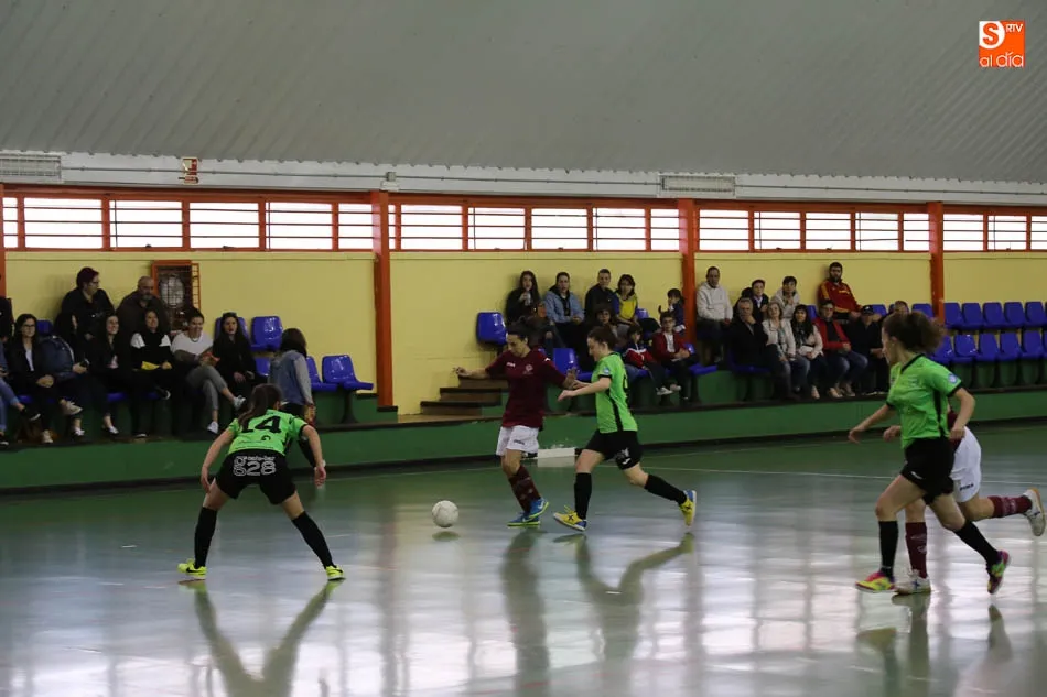 Foto 10 - Las chicas de la Universidad se afianzan en el liderato tras ganar el derbi al Inter Sala (2-3)