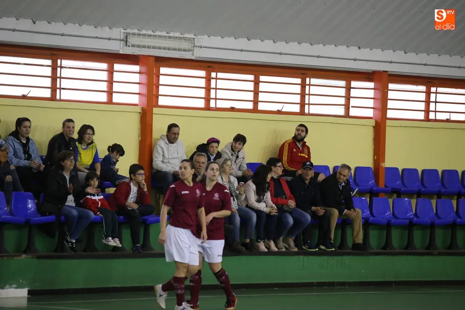 Foto 9 - Las chicas de la Universidad se afianzan en el liderato tras ganar el derbi al Inter Sala (2-3)