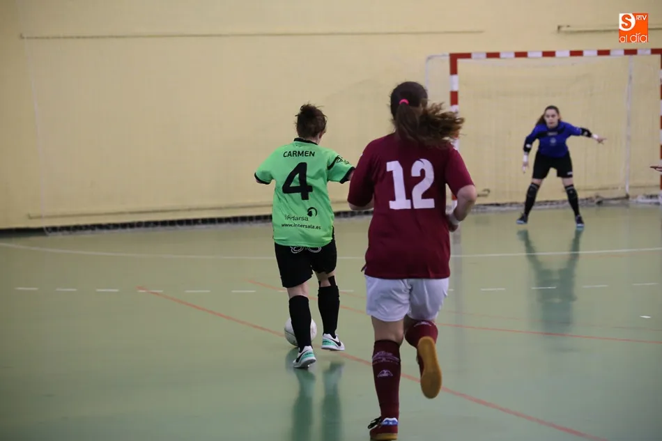 Foto 8 - Las chicas de la Universidad se afianzan en el liderato tras ganar el derbi al Inter Sala (2-3)