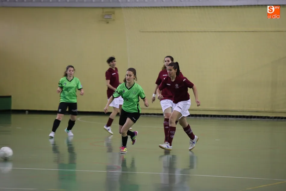 Foto 7 - Las chicas de la Universidad se afianzan en el liderato tras ganar el derbi al Inter Sala (2-3)