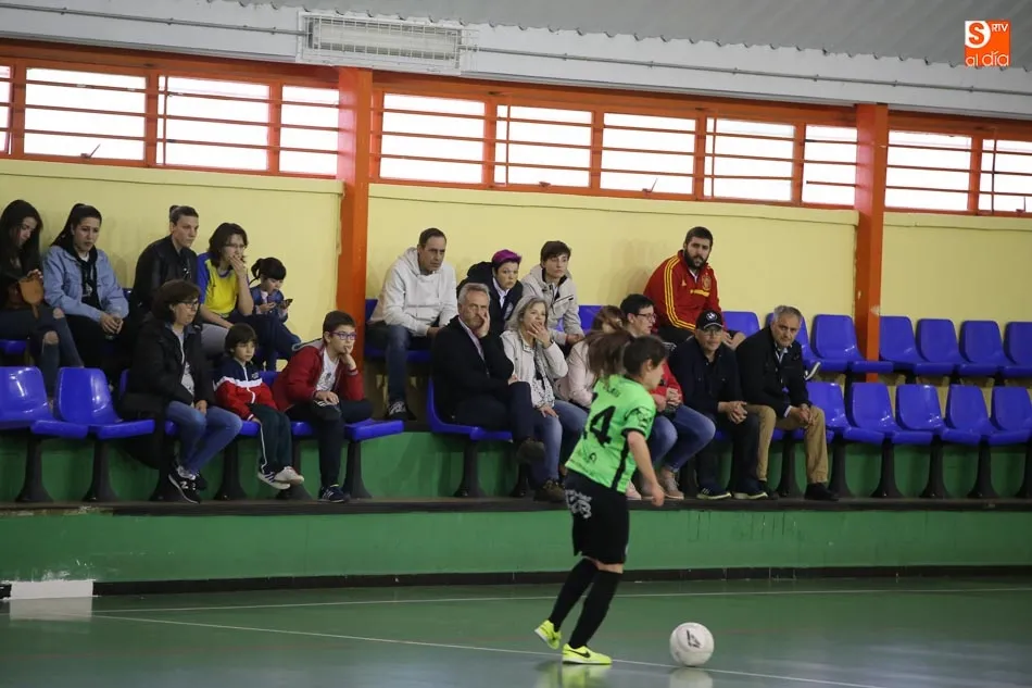 Foto 5 - Las chicas de la Universidad se afianzan en el liderato tras ganar el derbi al Inter Sala (2-3)