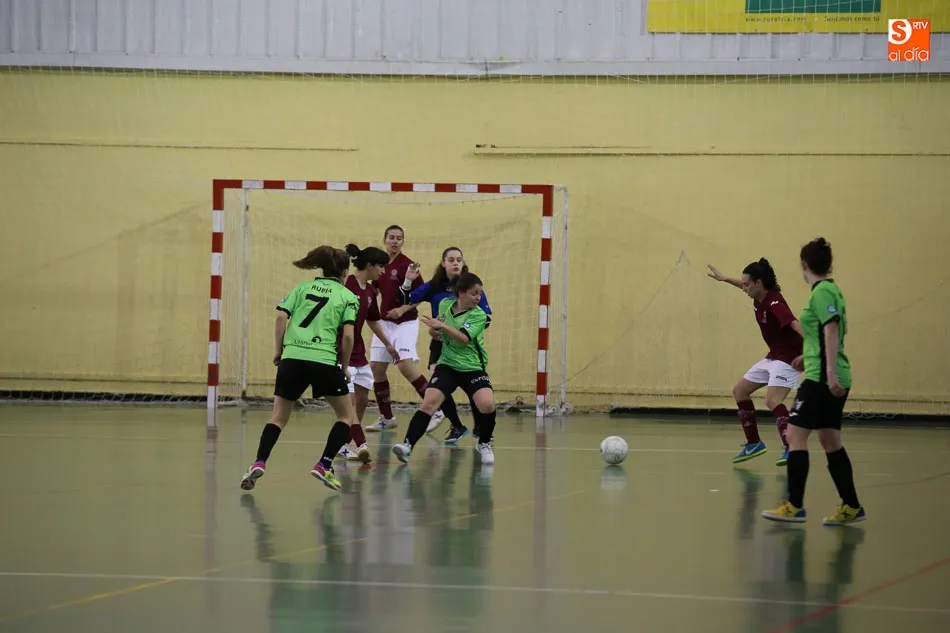 Foto 4 - Las chicas de la Universidad se afianzan en el liderato tras ganar el derbi al Inter Sala (2-3)