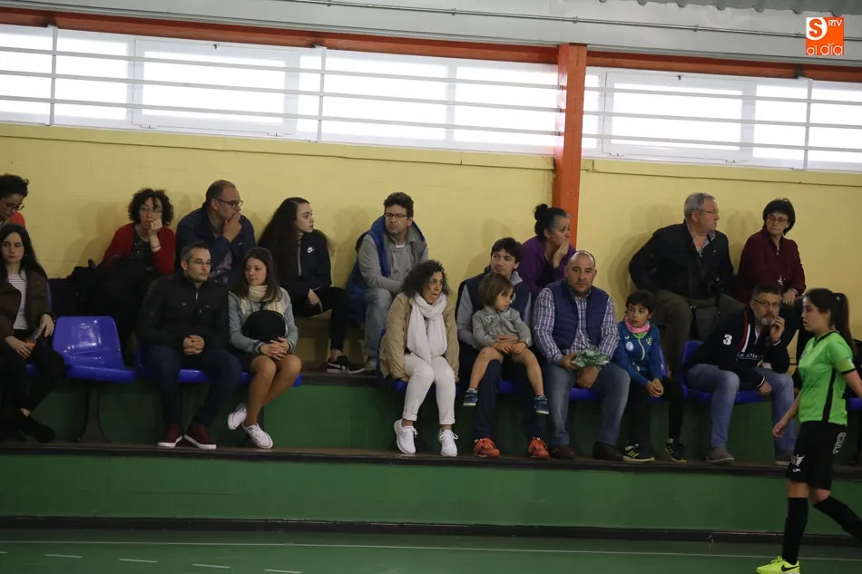 Foto 3 - Las chicas de la Universidad se afianzan en el liderato tras ganar el derbi al Inter Sala (2-3)