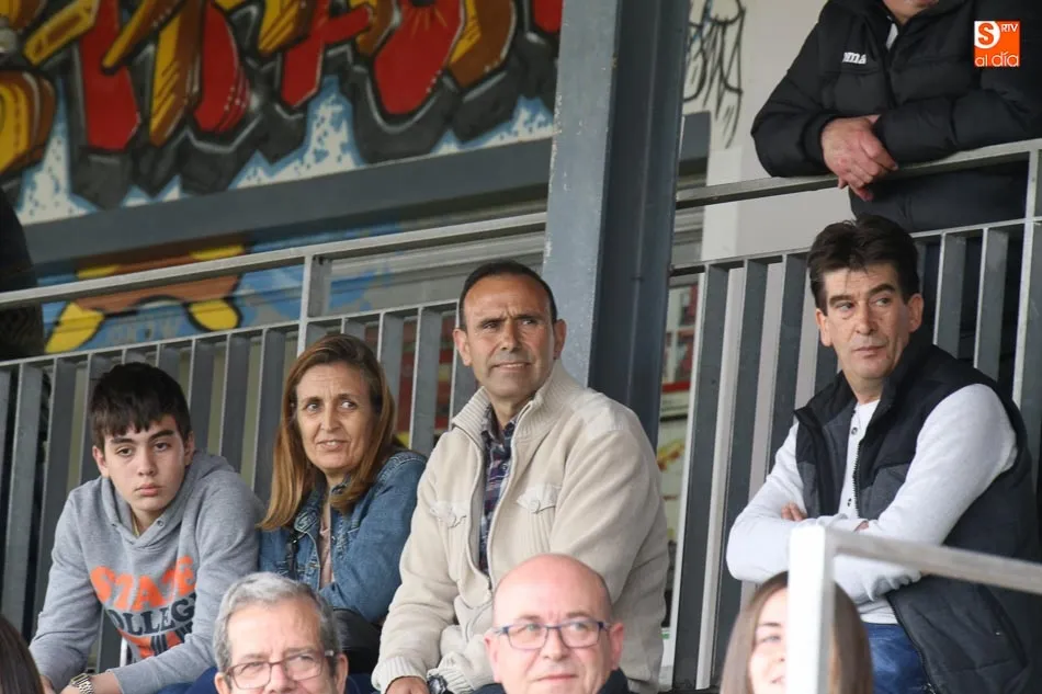Foto 5 - Dura derrota del Navega en Liga Nacional y Unionistas cae y el Bembibre le arrebata el puesto de...