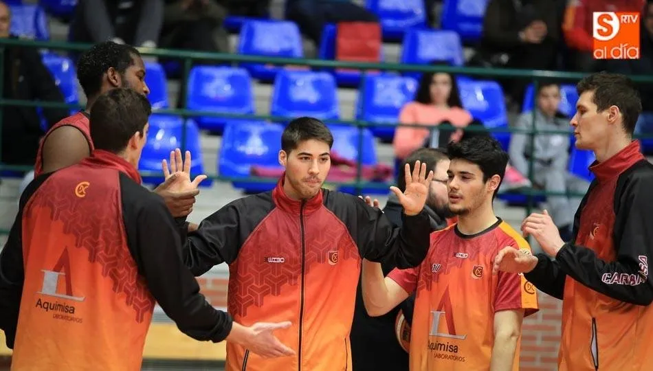 Los jugadores del Aquimisa Carbajosa, durante la presentación en un partido.