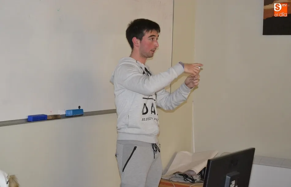 Foto 4 - Una docena de j&oacute;venes aprende c&oacute;mo se usa una impresora 3D  