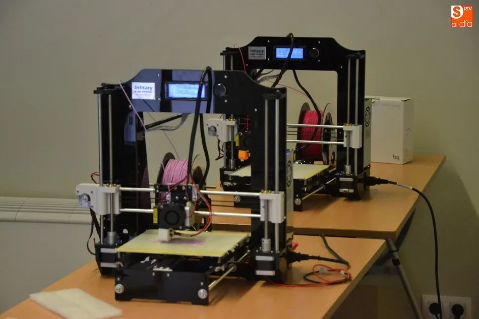 Foto 2 - Una docena de j&oacute;venes aprende c&oacute;mo se usa una impresora 3D  