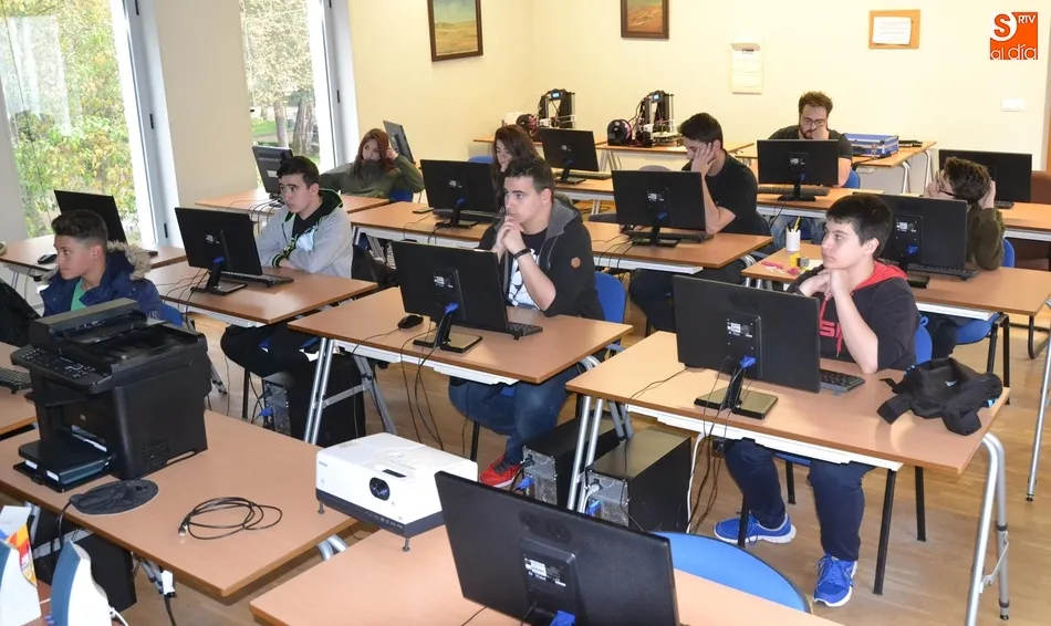 Una docena de jóvenes aprende cómo se usa una impresora 3D  