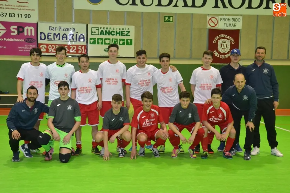 Con camiseta blanca, los jubilados junto a los jugadores cadetes que les van a sustituir en el Juvenil | Fotos @kisanghani