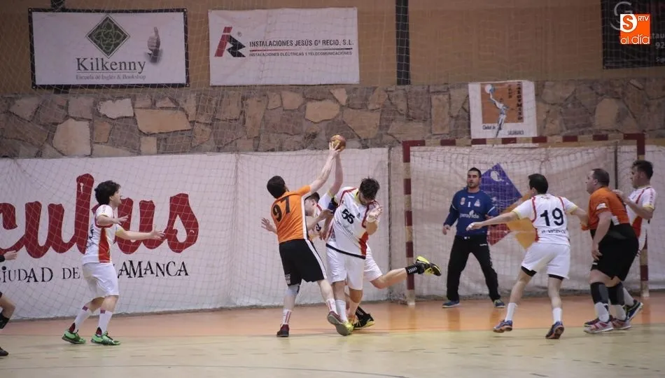 Una acción del partido disputado este sábado en el Río Tormes. Fotos: Alejandro López