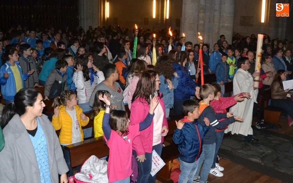 Foto 6 - Lleno en la Catedral de Santa Mar&iacute;a para rematar un largo d&iacute;a misionero  