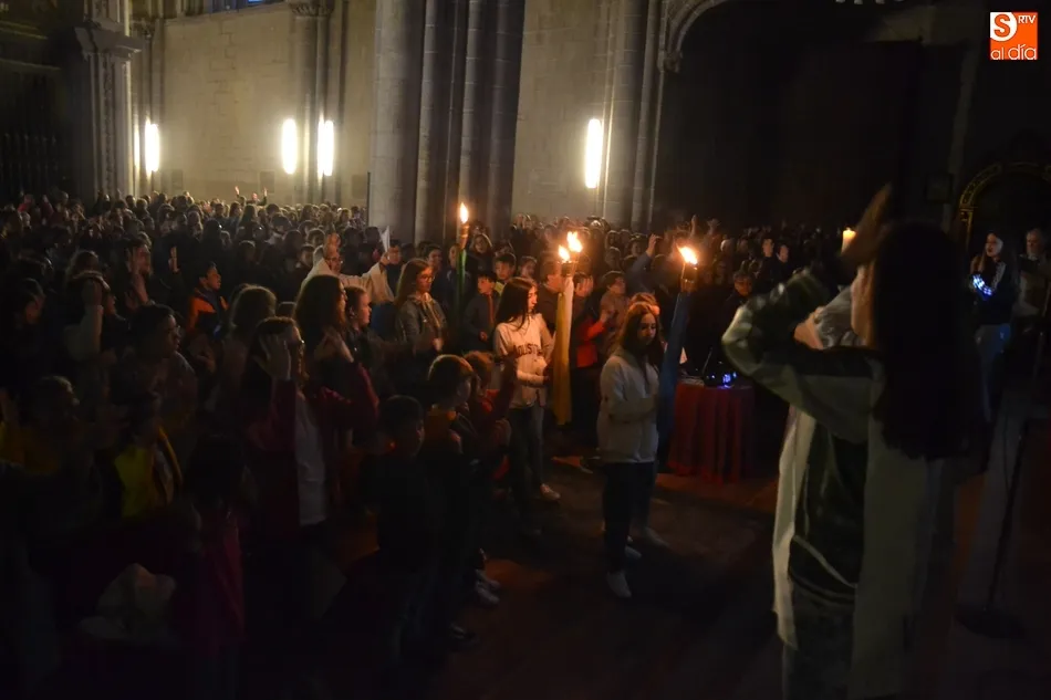 Foto 5 - Lleno en la Catedral de Santa Mar&iacute;a para rematar un largo d&iacute;a misionero  