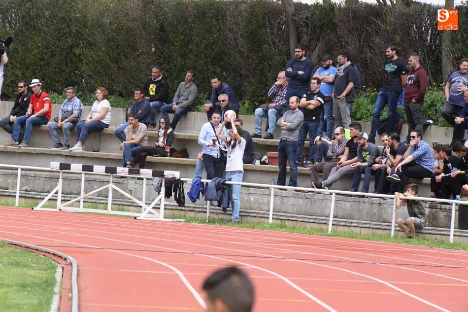 Foto 8 - Las Pistas registraron su primer lleno con un pique bastante sano entre las aficiones