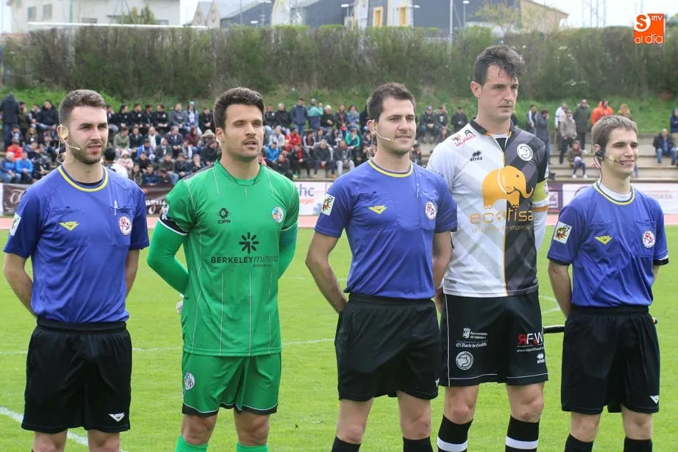 Foto 11 - Mart&iacute;n Galv&aacute;n decanta de nuevo el derbi a favor del Salmantino UDS marcando en el descuento (1-2)