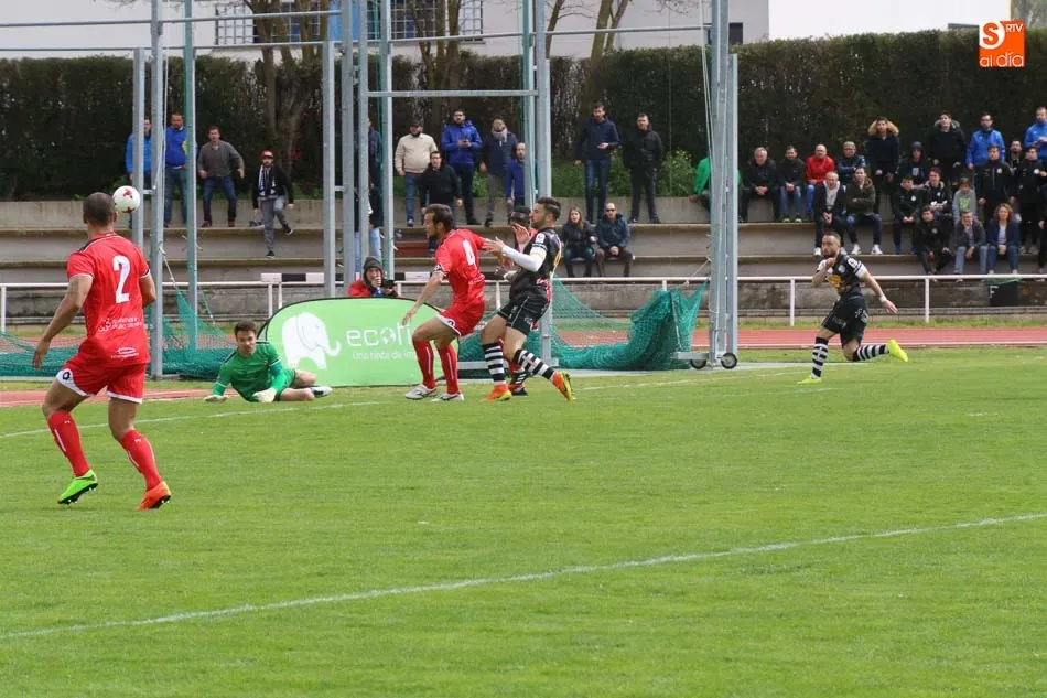 Foto 10 - Mart&iacute;n Galv&aacute;n decanta de nuevo el derbi a favor del Salmantino UDS marcando en el descuento (1-2)