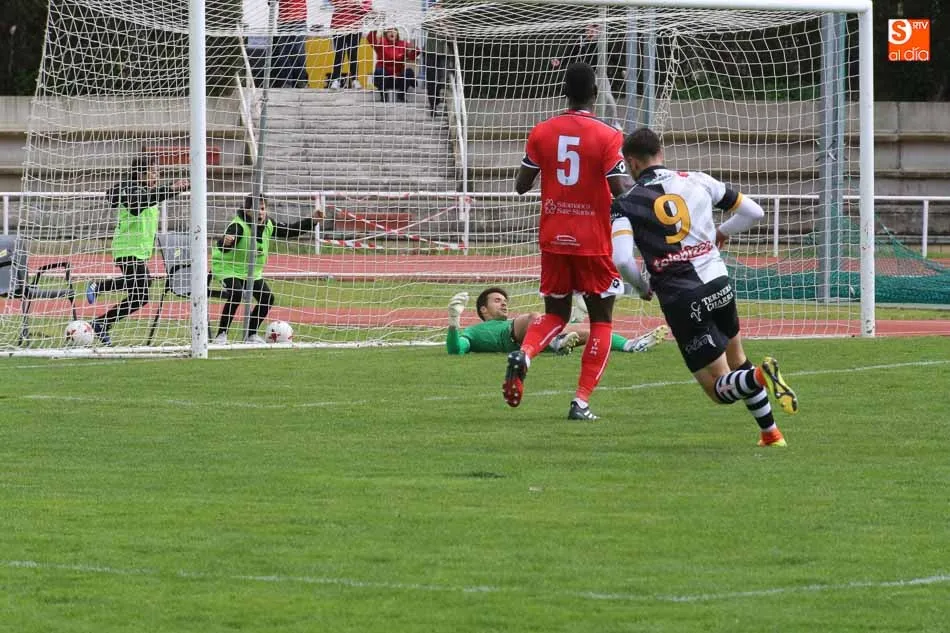 Foto 7 - Mart&iacute;n Galv&aacute;n decanta de nuevo el derbi a favor del Salmantino UDS marcando en el descuento (1-2)