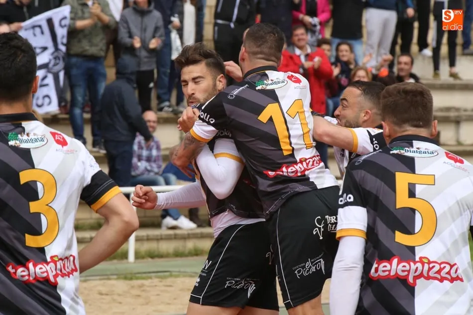 Foto 4 - Mart&iacute;n Galv&aacute;n decanta de nuevo el derbi a favor del Salmantino UDS marcando en el descuento (1-2)