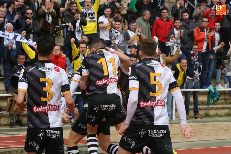 Foto 3 - Mart&iacute;n Galv&aacute;n decanta de nuevo el derbi a favor del Salmantino UDS marcando en el descuento (1-2)