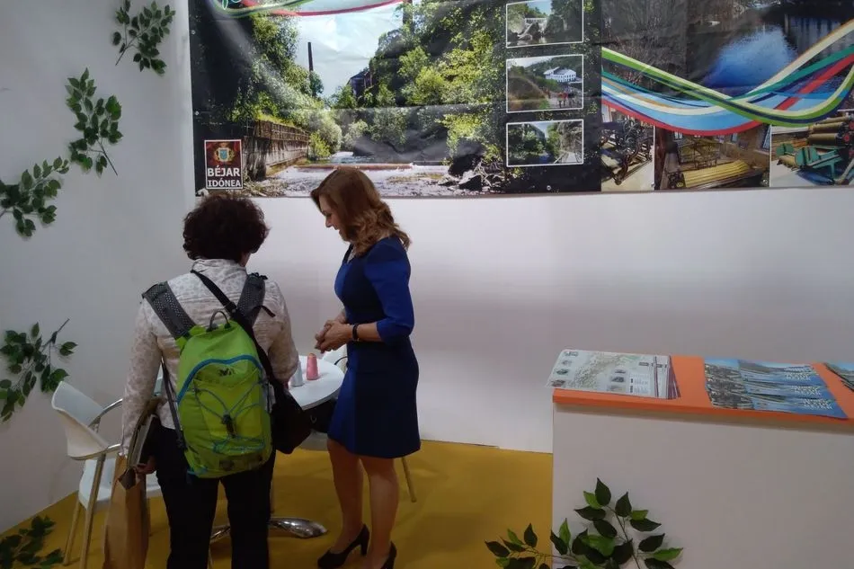 Foto 2 - &Aacute;ngel Orgaz y Purificaci&oacute;n Pozo atienden el stand de B&eacute;jar en la Feria de Turismo Industrial de...