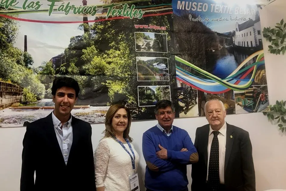 Foto 4 - &Aacute;ngel Orgaz y Purificaci&oacute;n Pozo atienden el stand de B&eacute;jar en la Feria de Turismo Industrial de...