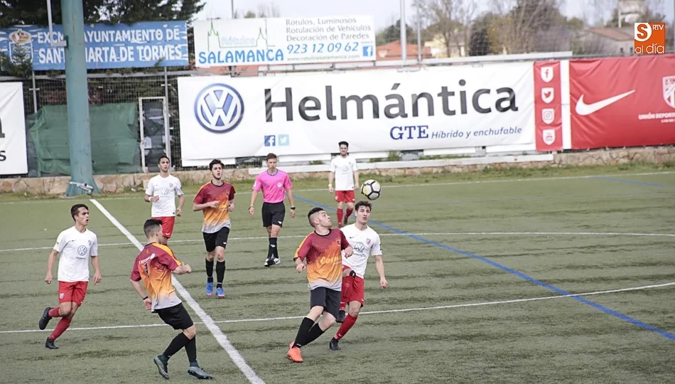 Dos jugadores disputan un balón en el transcurso del encuentro. Fotos: Alejandro López